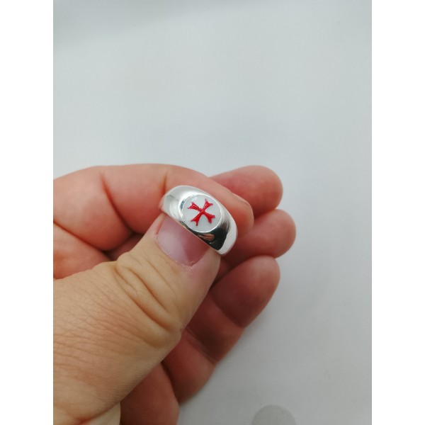 chevalière croix rouge fond blanc